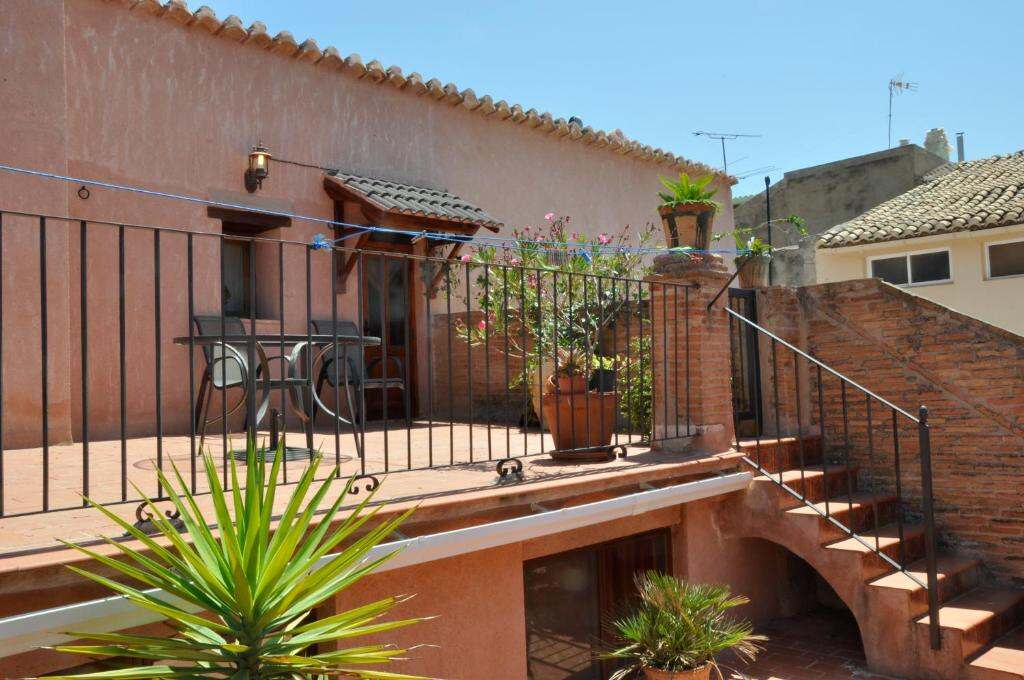 Terrace with outdoor furniture at Casa rural La Boticaria